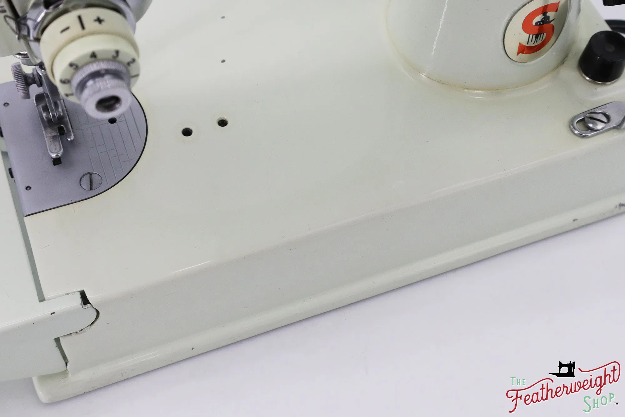 Singer Featherweight 221 Sewing Machine, WHITE - EV782***